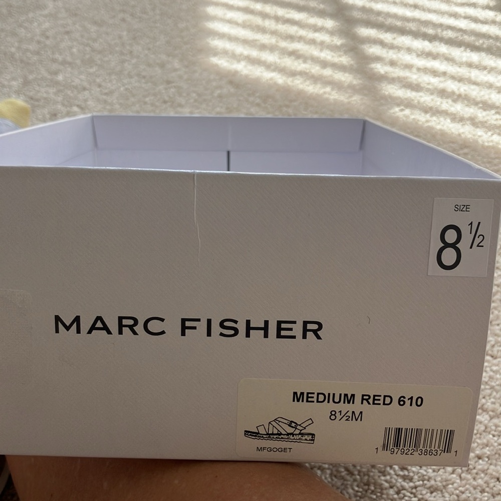 Marc Fisher red strappy platform sandals nwt - Picture 3 of 4